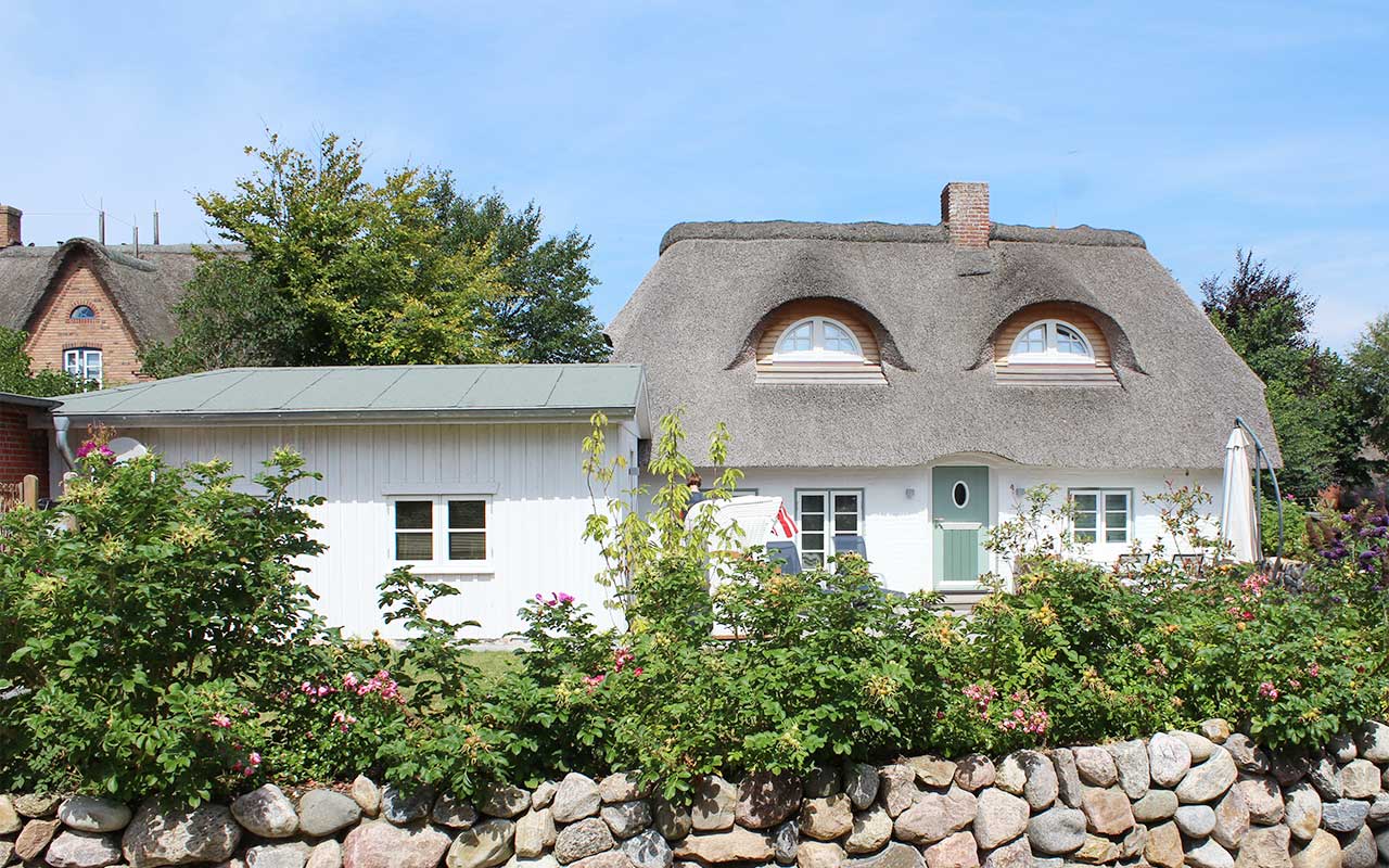 Reetdachhaus Söderjaat 1 mit weißer Fassade