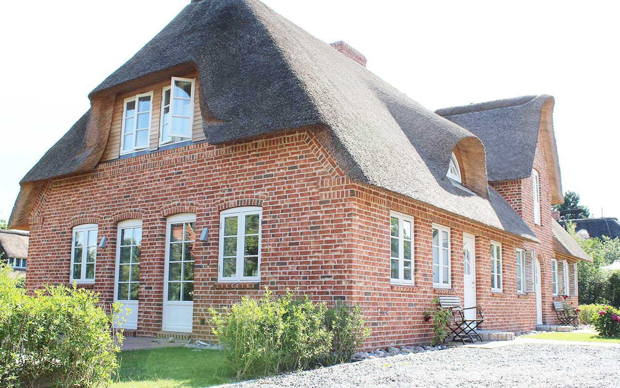 Backsteinhaus Söderjaat 1A mit Reetdach